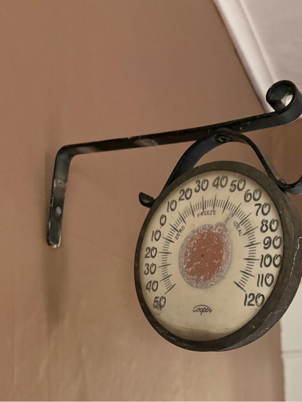 Vintage/ antique Round Wall Thermometer i with wall mounting bracket - Picture 2 of 2